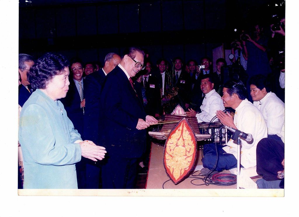 ທ່ານ ຈຽງ​ເຈີ​ໝິນ ສົນ​ໃຈ​ຕໍ່​ເຄື່ອງ​ດົນ​ຕີ​ພື້ນ​ເມືອງ​ລາວ