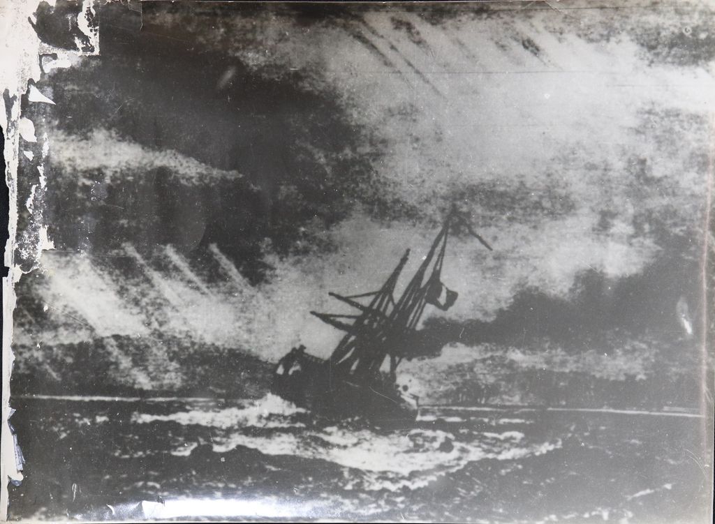 ເຮືອ​ກຳ​ລັງ​ພະ​ຈົນ​ຄື່ນ