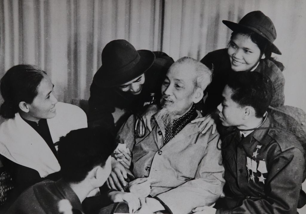 ທ່ານ ໂຮ​ຈິ​ມິນ ພົບ​ປະ​ກັບ​ພະ​ຫານ​ຮຸ່ນ​ອາ​ເມ​ລິ​ກາ​ຢູ່​ພາກ​ໃຕ້​ປີ 1969