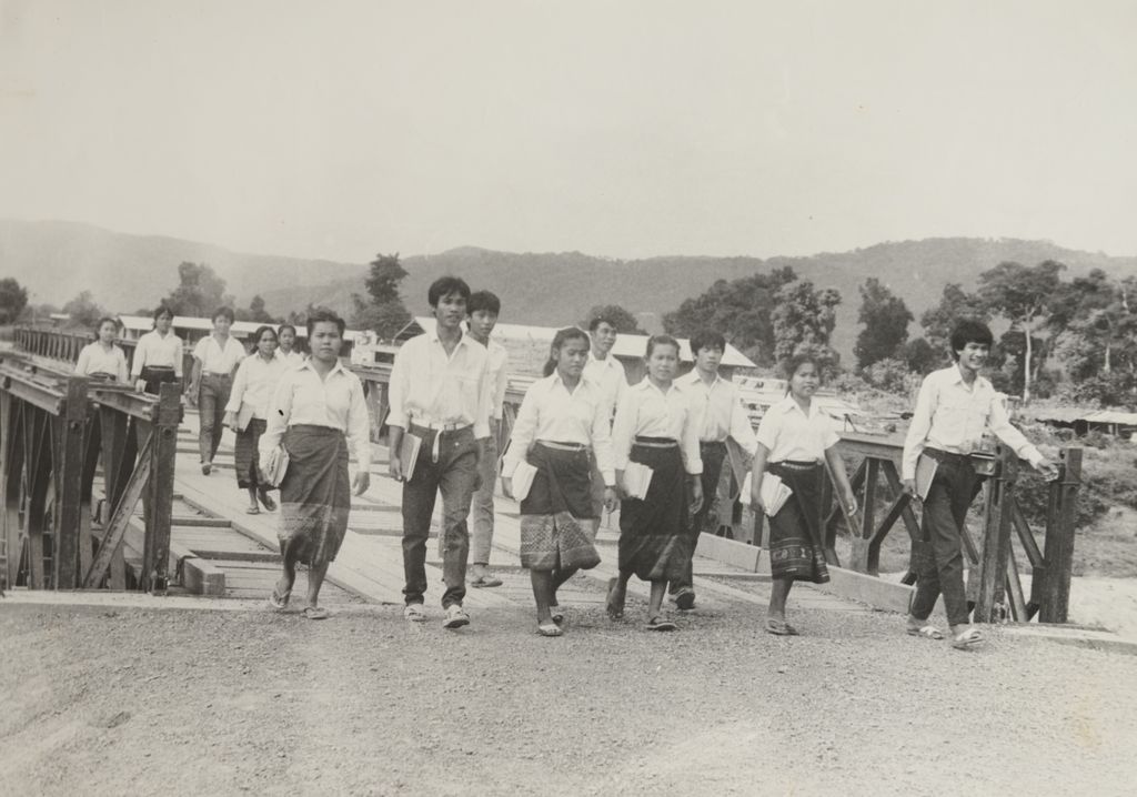 ນັກ​ຮຽນ​ຍ່າງ​ຂ້າມ​ຂົວ