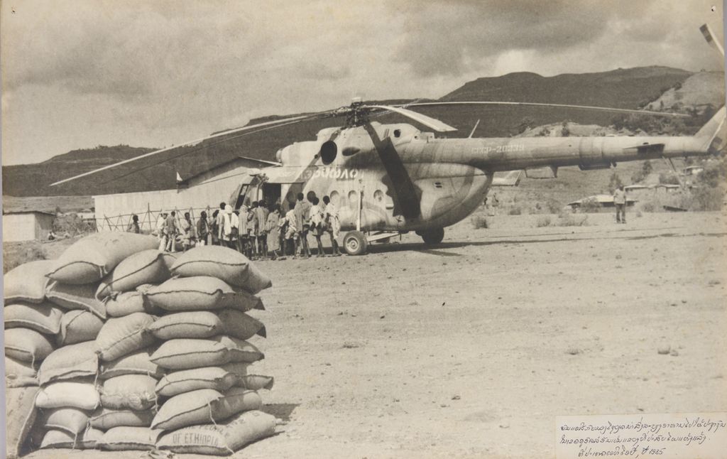 ຍົນແອລິກົນຂອງໂຊວຽດນຳສະບຽງອາຫານໄປໃຫ້ປະຊາຊົນໃນເຂດອູສລໍອັນເປັນແຂວງທີປະສົບໄພແຫ້ງແລ້ງທີປະເທດເອທິໂອປີ ປີ 1985