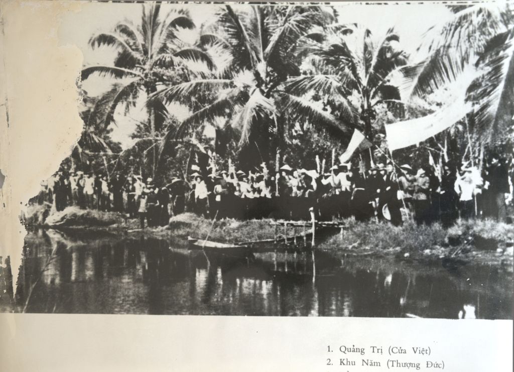 ໂຮມ​ຊຸມ​ນຸມ​ແຄມ​ແມ່​ນ້ຳ (ຫວຽດ​ນາມ)