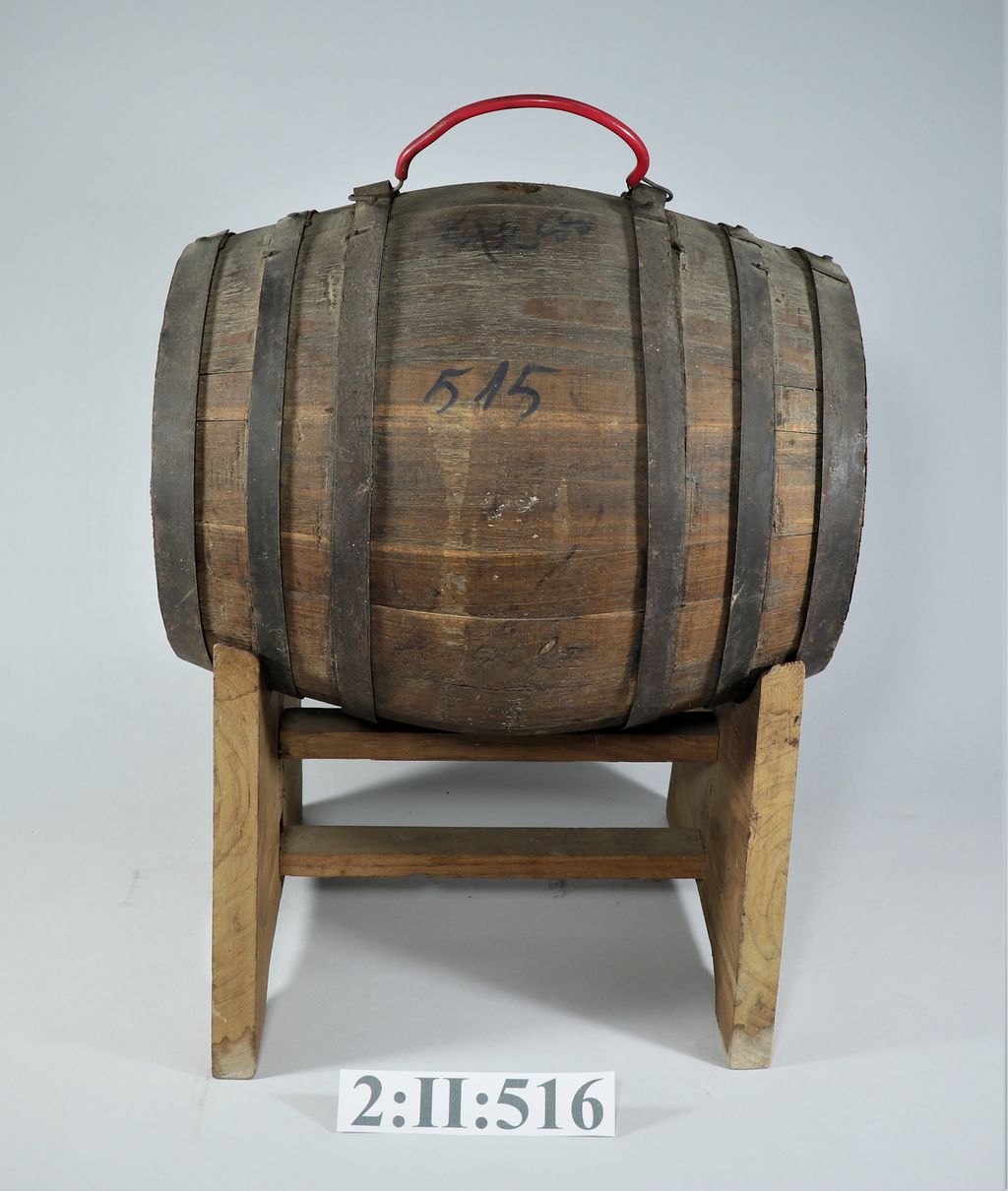 ອູ່ມໃສ່ເຫຼົ້າແວງ ເຮັດດ້ວຍໄມ້.