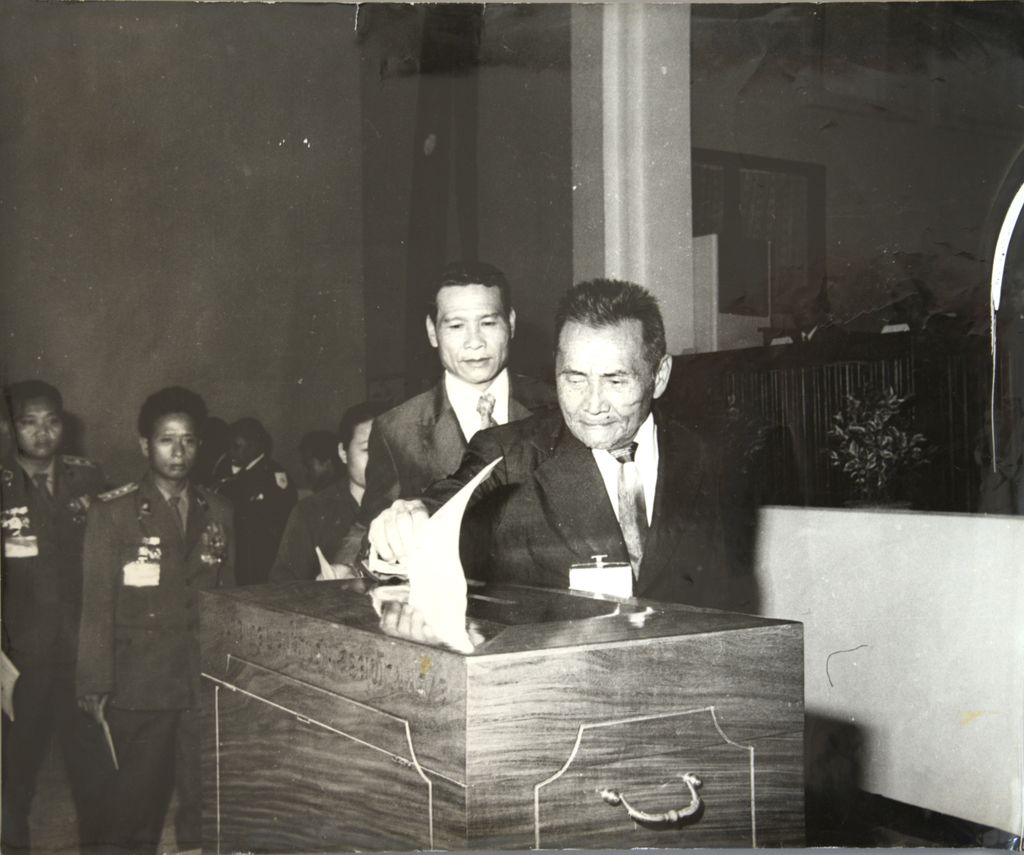 ການ​ປ່ອນ​ບັດ​ເລືອກ​ຕັ້ງ