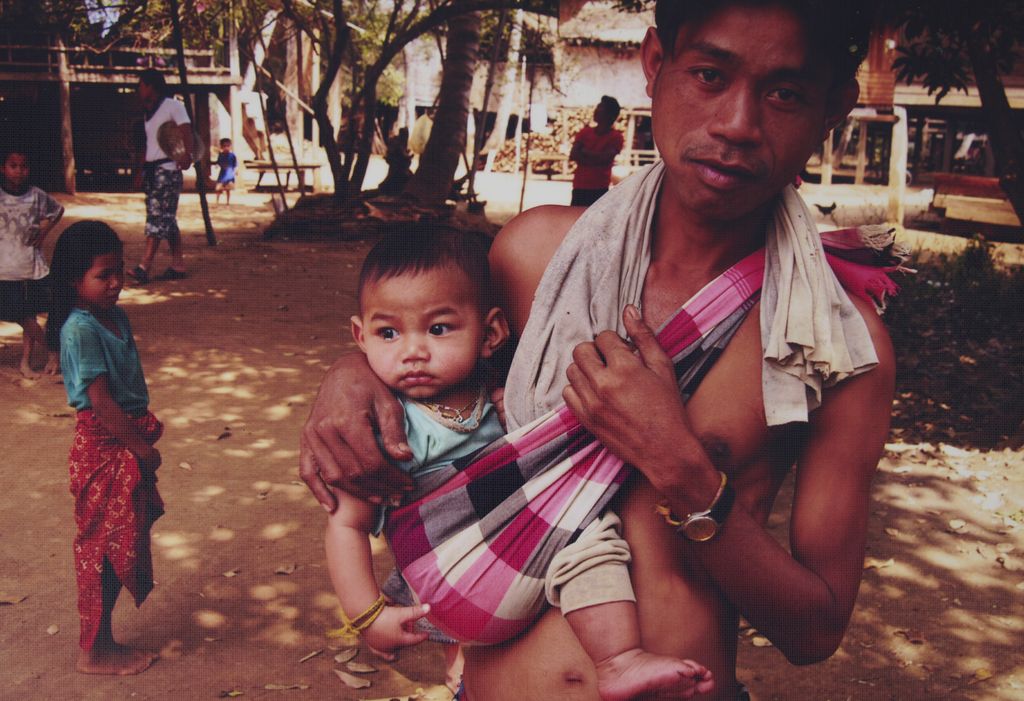 ພໍ່​ ແລະ ລູກກຳ​ລັງ​ຍ່າງ​ກັບ​ບ້ານ ເມືອງ​ພູ​ຄູນ