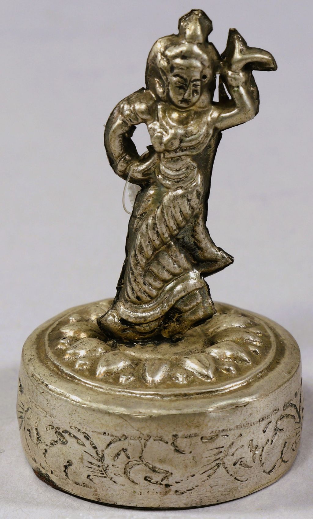 ອັນສຽບເຈ້ຍ ເຮັດດ້ວຍເງິນ ເປັນຮູບອັບສະລາ.