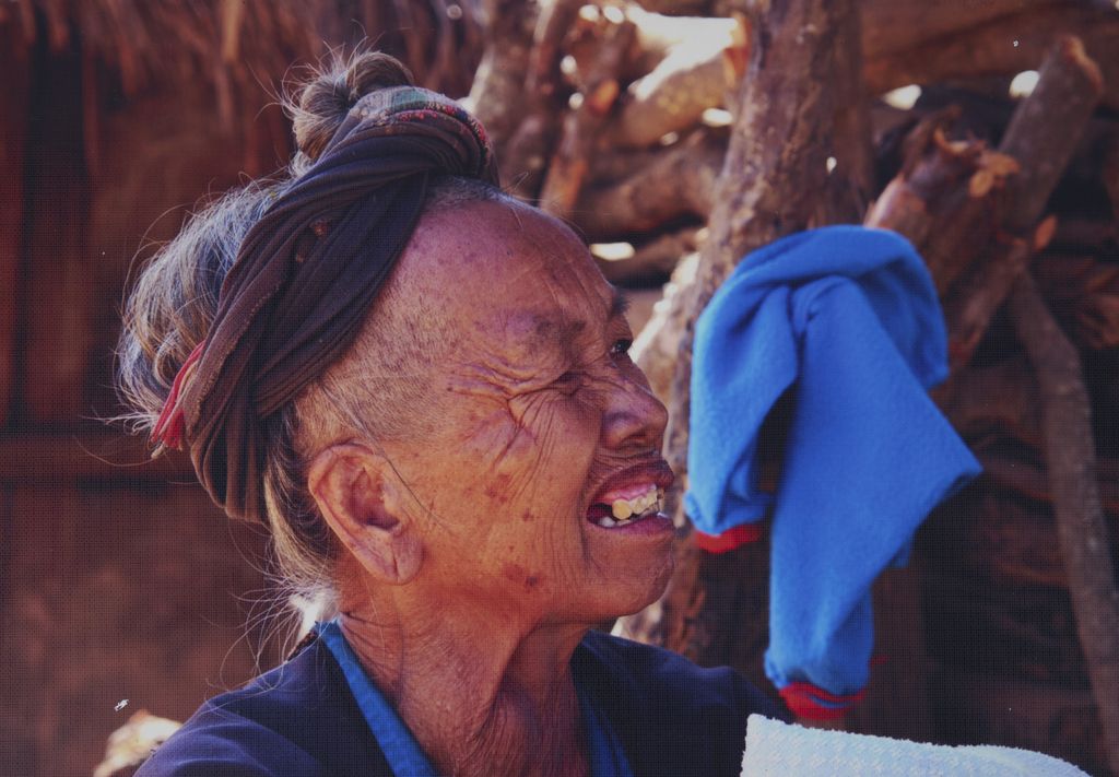 ແມ່​ເຖົ້າ ​ຊົນ​ເຜົ່າ​ອາ​ຄ່າ