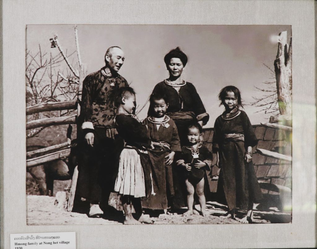 ຮູບ​ພ​າບຂາວດຳ ຄອບຄົວເຜົ່າມົ້ງທີບ້ານໜອງແຮດ ແຂວງຊຽງຂວາງ  ປີ1930