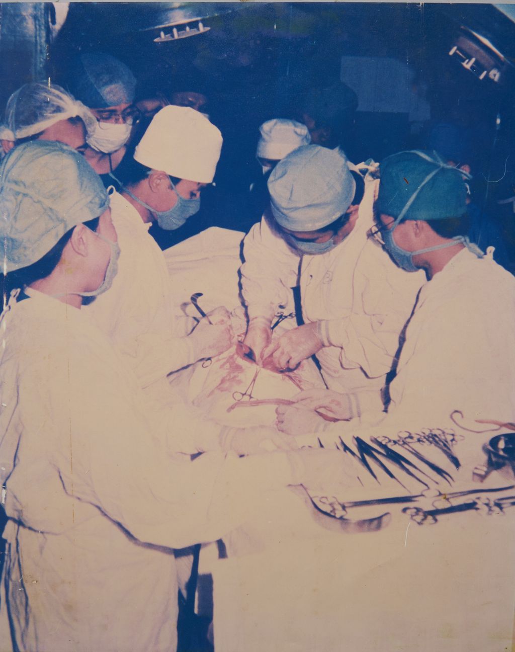 ທ່ານໝໍທຳການຜ່າຕັດໃຫຍ່ຄົນໄຂ້