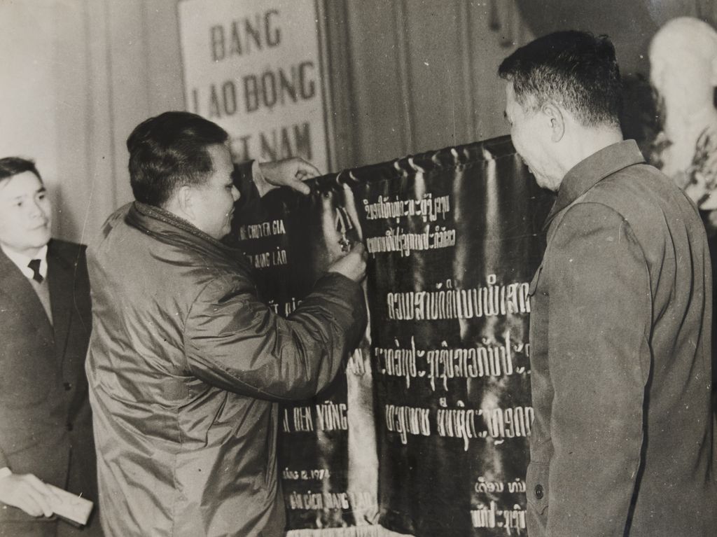 ທ່ານ ໄກ​ສອນ ພົມ​ວິ​ຫານ ປະ​ດັບ​ຫຼຽນ​ໄຊ ໃສ່​ຄຳ​ຂວັນ 2 ປະ​ເທດ​ລາວ-ຫວຽດ​ນາມ