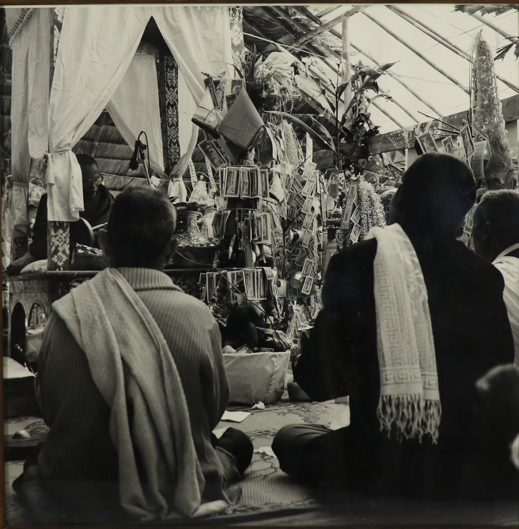 ຮູບພາບຂາວດໍາ  ເຖົ້າແກ່ນັ່ງນົບ