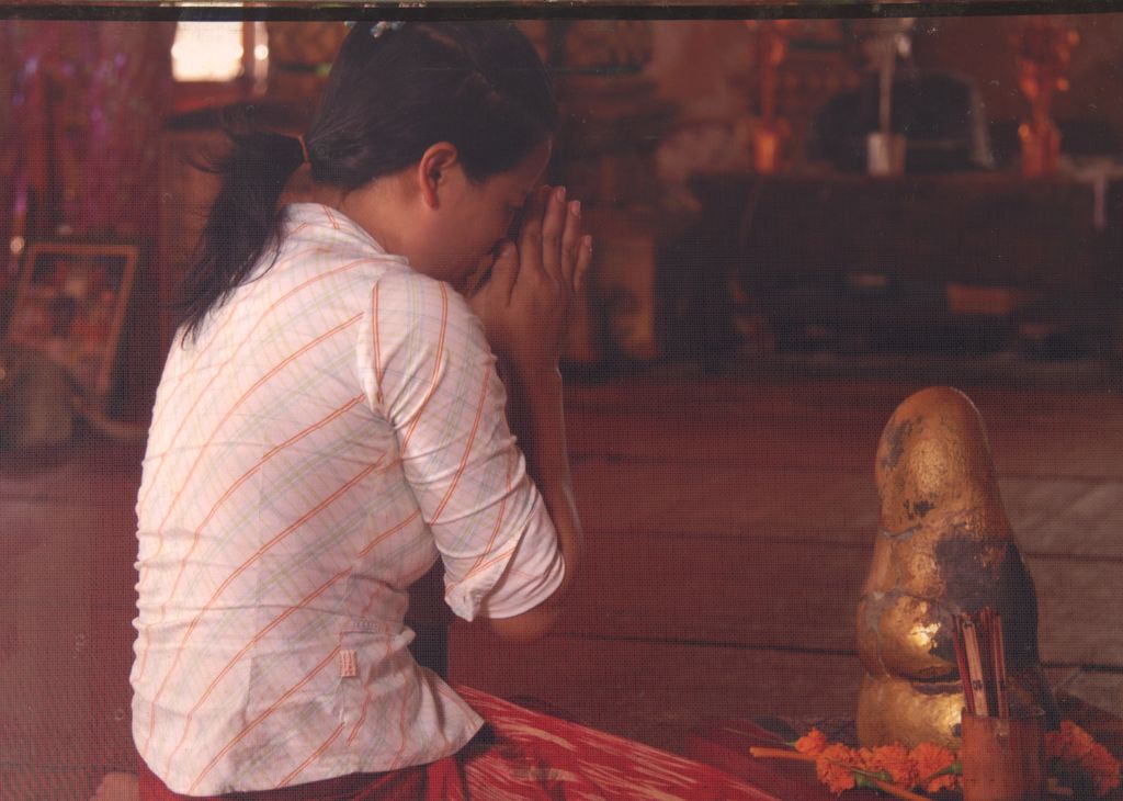 ຍິງ​ສາວ​ກຳ​ລັງ​ໄຫວ​ພ​ຣະ