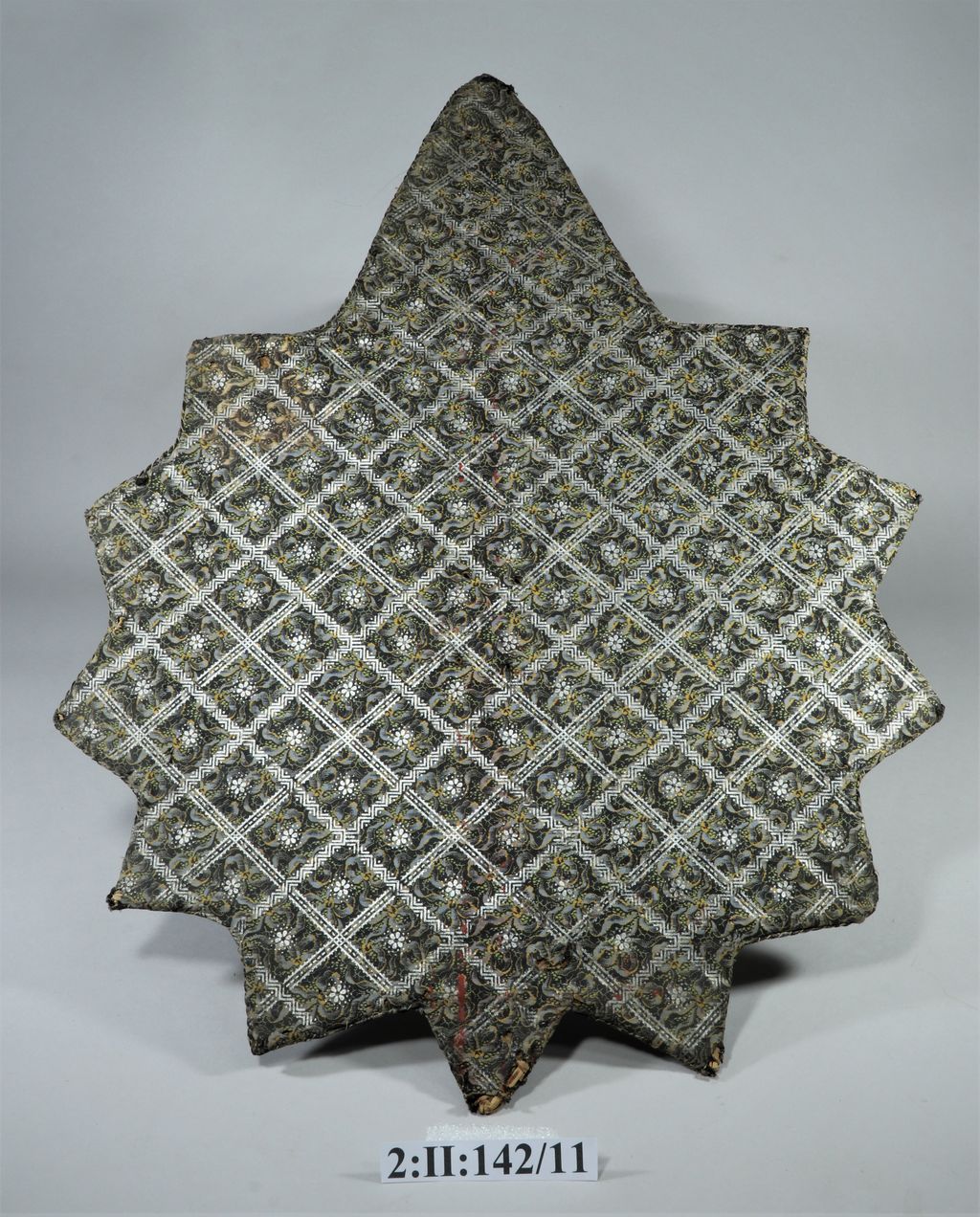 ໃບພັດຈໍາພອນ ເຮັດດ້ວຍໄມ້, ຜ້າໄໝ.