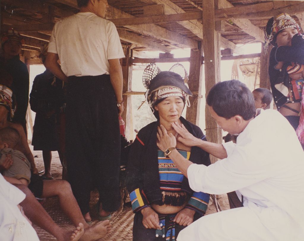 ທ່ານໝໍກຳລັງກວດສຸຂະພາບໃຫ້ຊຸມຊົນ