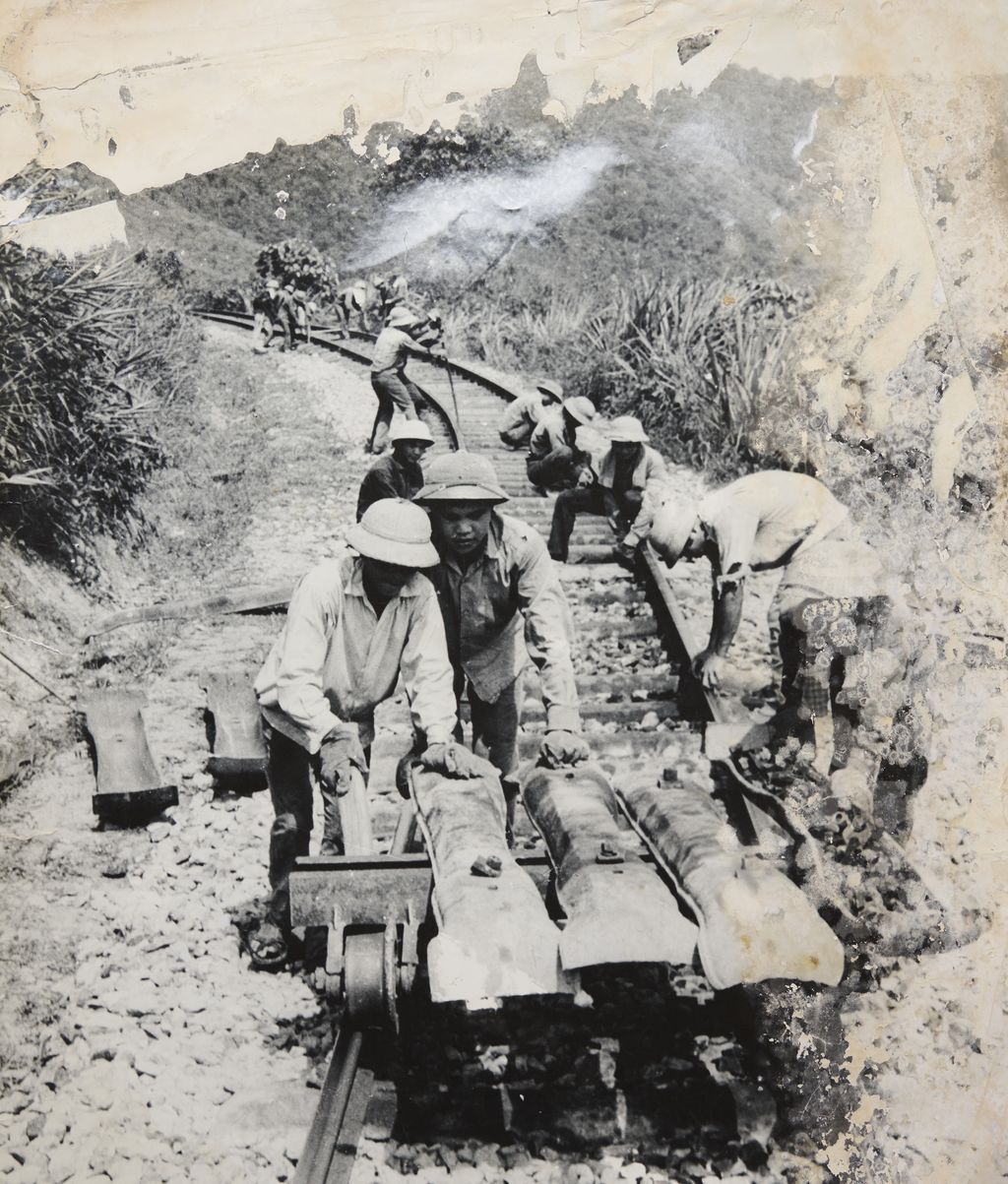 ກຳ​ມະ​ກອນ​ເຮັດ​ເສັ້ນ​ທາງ​ລົດ​ໄຟ