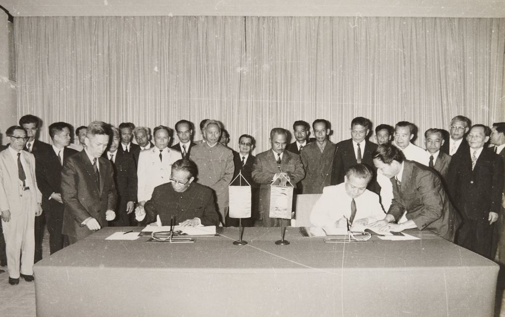 ທ່ານ ໂຮ​ຈິ​ມິນ ກັບ​ຄະ​ນະ​ຜູ້​ແທນ​ແມ່​ຍິງ​ຊົນ​ຊາດ​ສ່ວນ​ນ້ອຍ​ ປີ1956