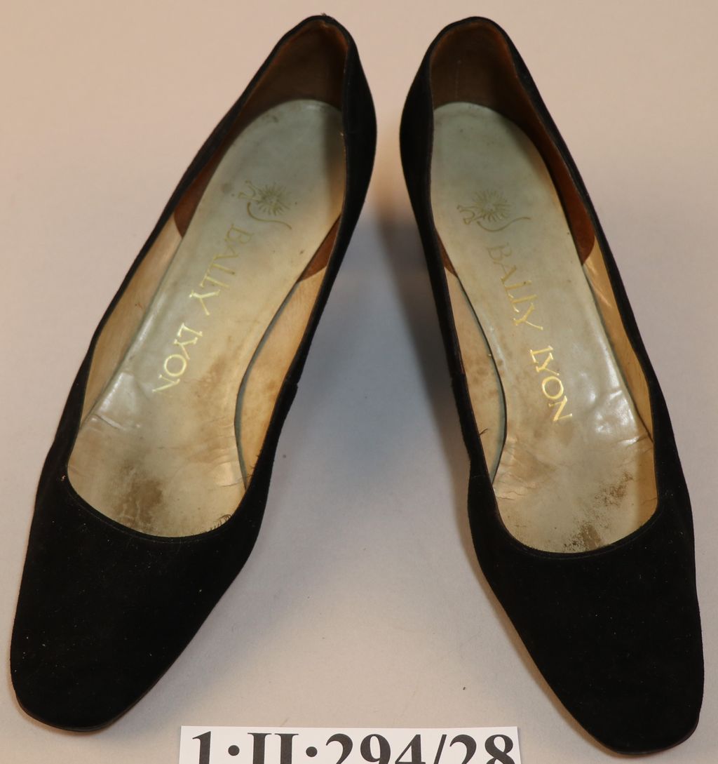 ເກີບຢ່ອງສົ້ນຫນາ ຜ້າໄຫມ ສີດໍາ