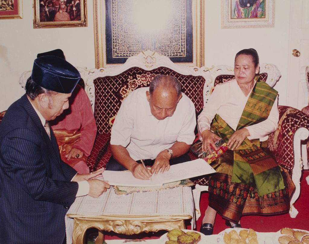 ທ່ານ ຄຳໄຕ ຢ້ຽມຢາມບູໄນ