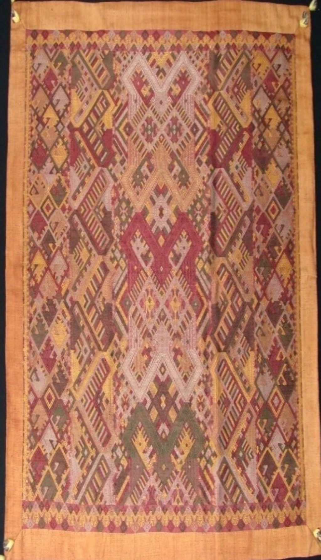 ຜ້າແພ ເຮັດດ້ວຍຜ້າຝ້າຍ ລາຍໂຕນາກ ແລະໂຄມໄຟ