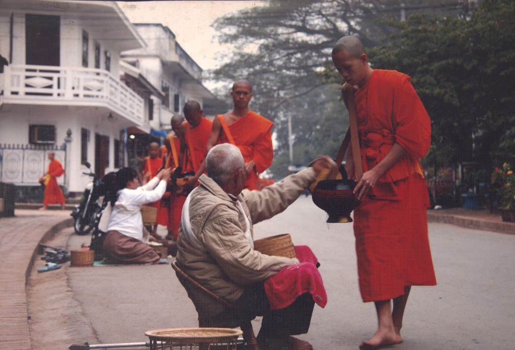 ຊາວພຸດກຳລັງໃສ່ບາດ ຢູ່ແຂວງຫຼວງພະບາງ