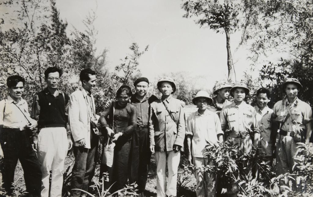 ທະຫານຖ່າຍຮູບກົມນັກຂ່າວຢູ່ປ່າ