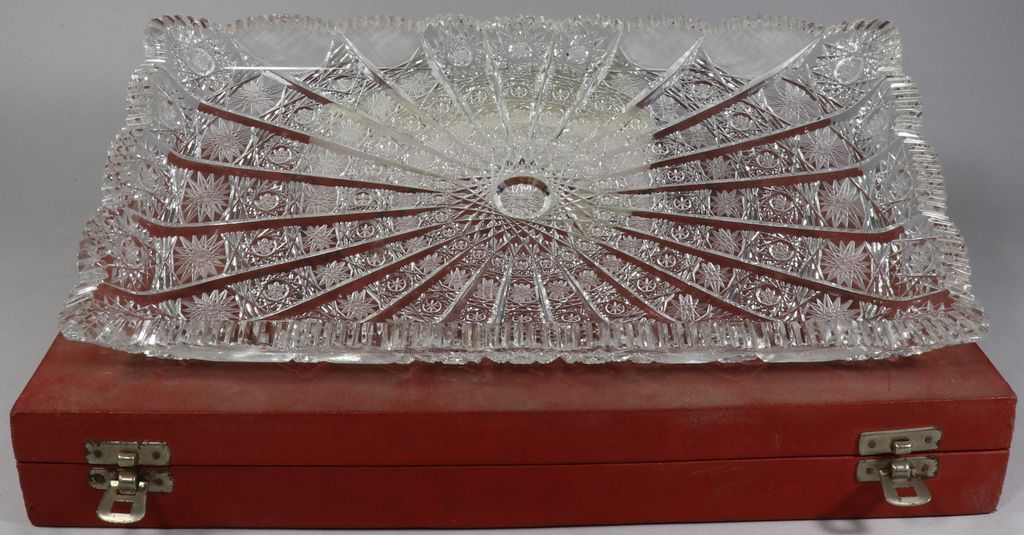 ຖາດ ເຮັດດ້ວຍແກ້ວໃນກັບສີແດງ