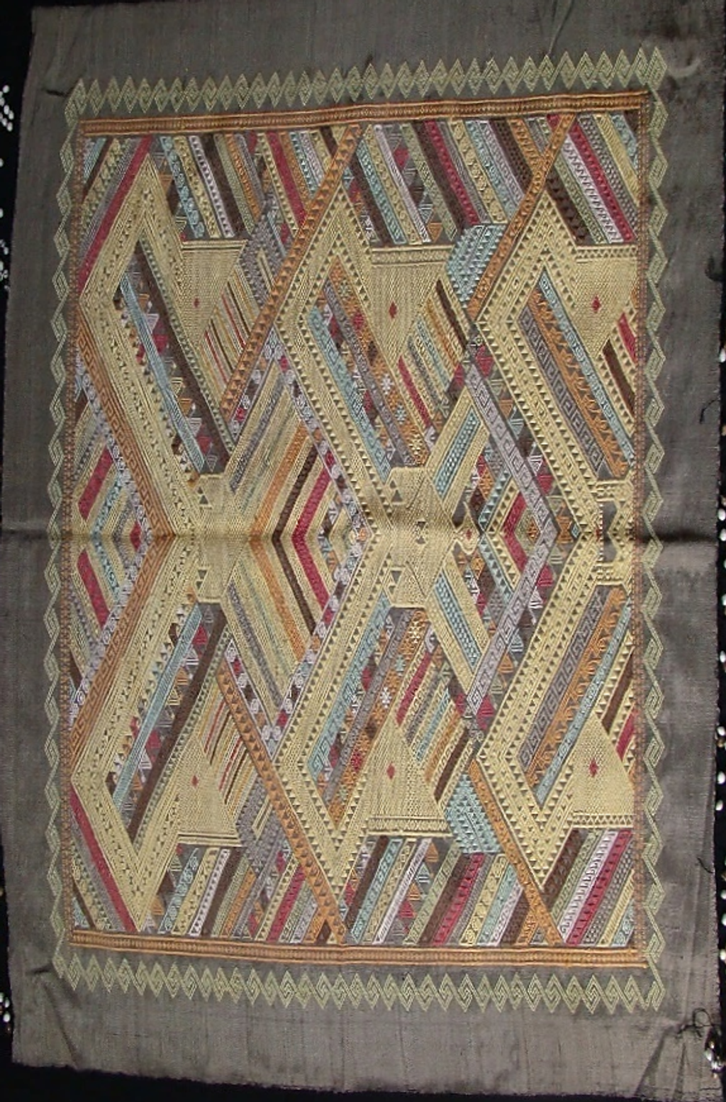 ຜ້າແພ ເຮັດດ້ວຍຜ້າໄໝມ້ອນ ລາຍໂຕນາກຜ້າສີຂີ້ໝ້ຽງ