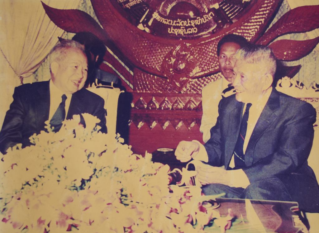 ທ່ານ ໜູ​ຮັກ ​ພູມ​ສະ​ຫວັນ ຕ້ອນ​ຮັບ​ແຂກ