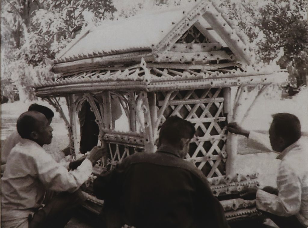 ຮູບພາບຂາວດໍາ ປະຊນຊົນກໍາລັງເຮັດເຮືອຜ້າ ປີ 1961