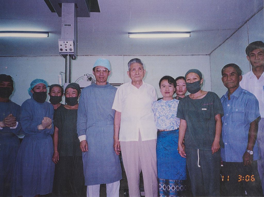 ທ່ານ ໜູຮັກ ພູມສະຫວັນ ໄດ້ຮັບການປີ່ນປົວ