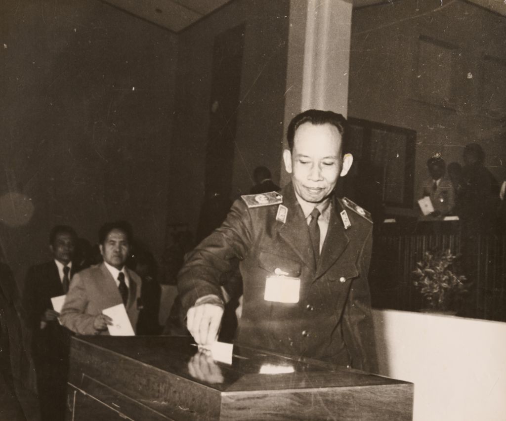 ທ່ານ ຄຳ​ໄຕ ສີ​ພັນ​ດອນ ປ່ອນ​ບັດ​ເອົາ​ຄະ​ນະ​ບໍ​ລິ​ຫານ​ງານ​ສູນ​ກາງ