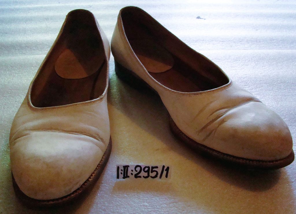 ເກີບຫນັງ ສີຂາວ