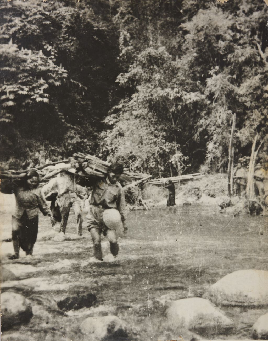 ບັນດາພະນັກງານທະຫານ ແລະ ປະຊາຊົນພ້ອມກັນຕັດໄມ້ສະຖານທີກອງປະຊຸມ