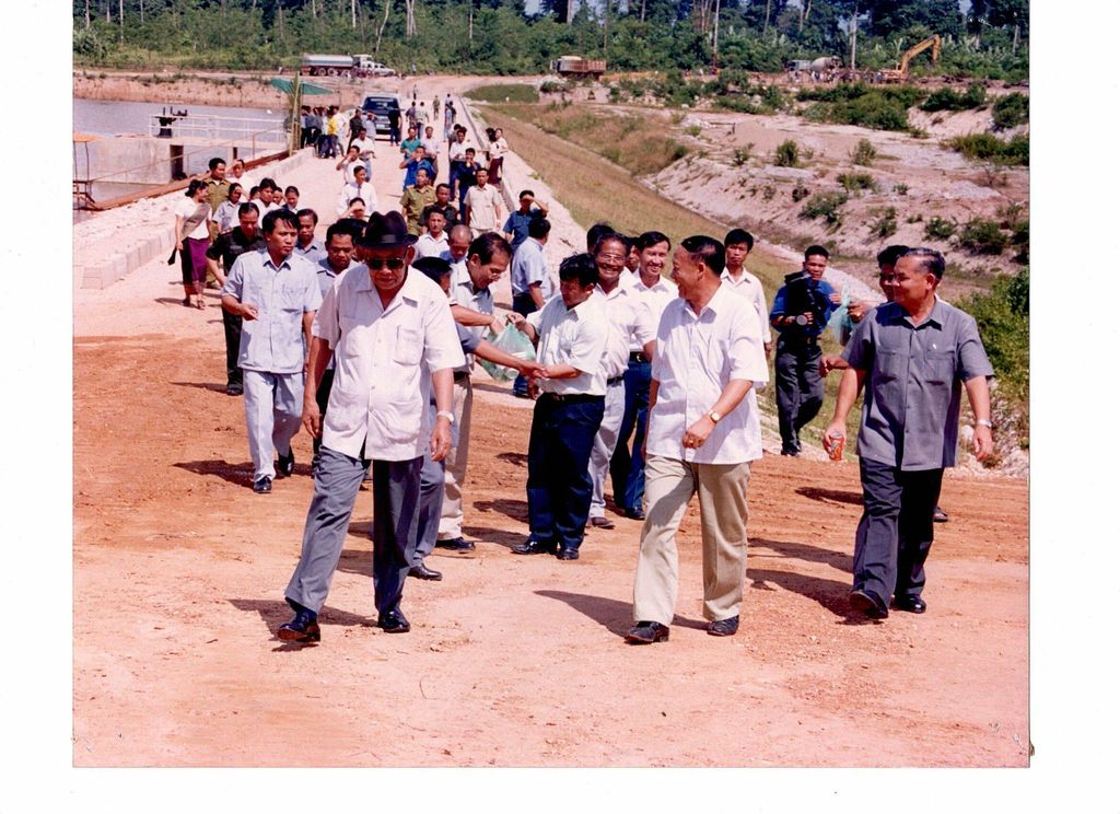 ການ​ນຳ​ພ້ອມ​ຄະ​ນະ​ລ​ົງ​ຢ້ຽມ​ຢາມ​ຊົນ​ລະ​ປະ​ທານ