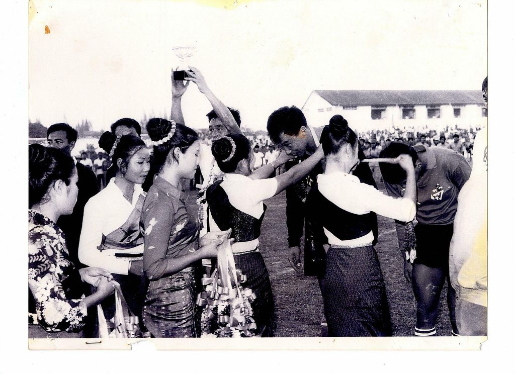 ທີມ​ເຕະ​ບານຂອງ ສ​ປ ​ຈີນ ໄດ້​ຮັບ​ການ​ຕ້ອນ​ຮັບ​ຢ່າງ​ອົບ​ອຸ່ນ