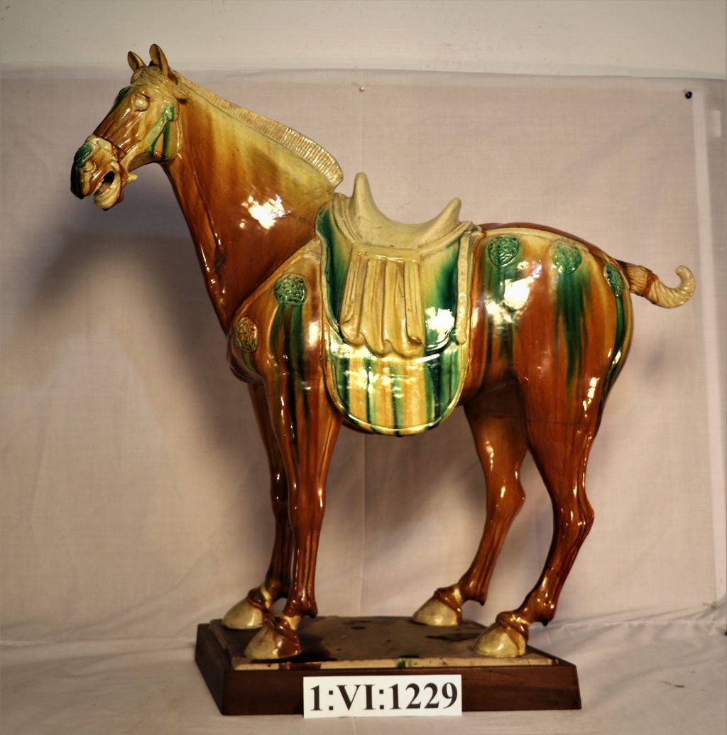 ມ້າສາມສີ ເຮັດດ້ວຍກະເບື້ອງດິນເຜົາ, ແທ່ນຮອງເຮັດດ້ວຍໄມ້ ( ຂອງຂວັນຈາກປະເທດຈີນ ).