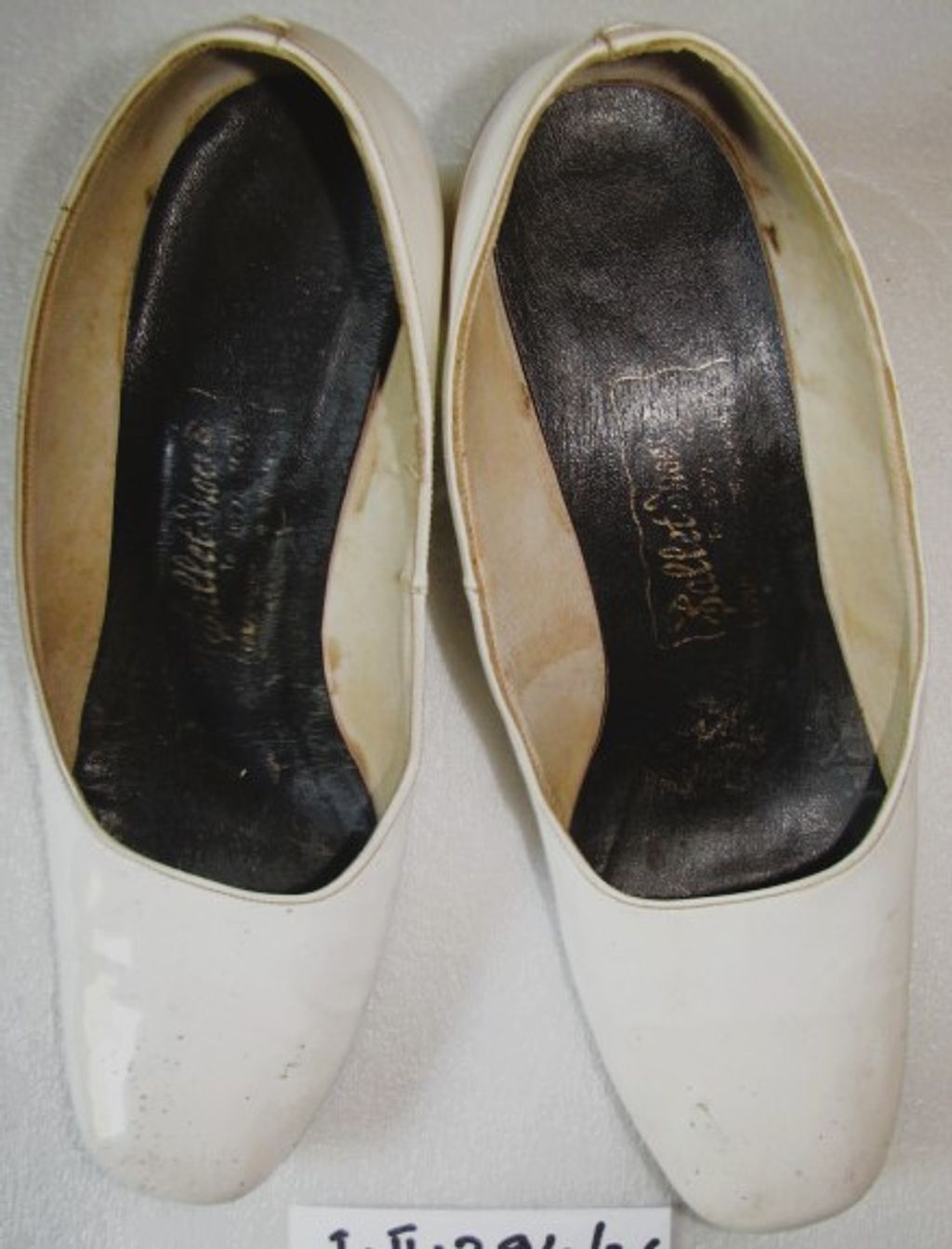 ເກີບຢ່ອງສົ້ນຫນາ ຫນັງສີຂາວ