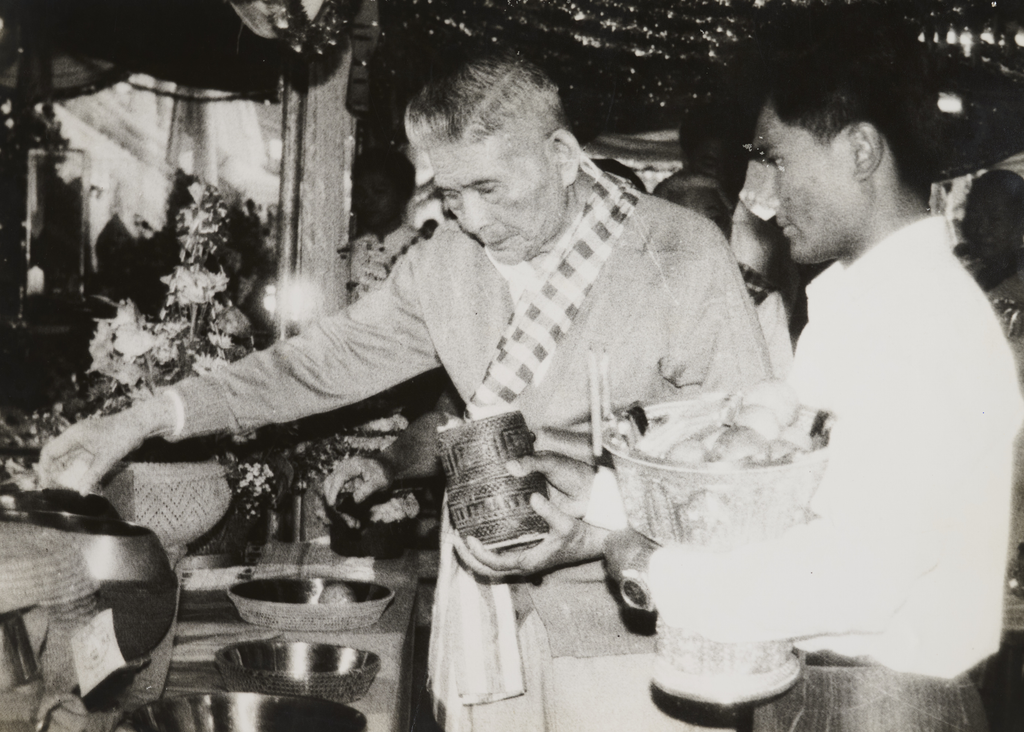 ທ່ານ ໜູ​ຮັກ ພູມ​ສະ​ຫວັນ ​ໃສ່​ບາດໃນ​ມື້​ບຸນ