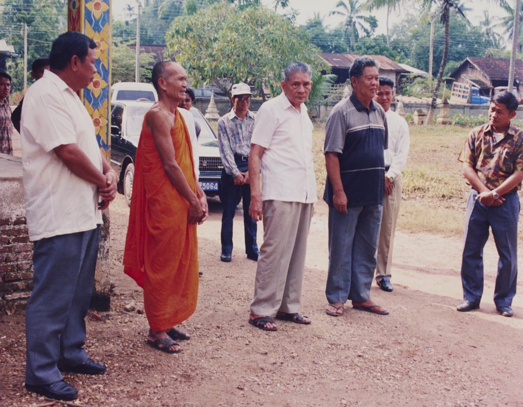 ທ່ານ ໜູ​ຮັກ​ ພູມ​ສະ​ຫວັນ ຢ້ຽມ​ຢາມ​ປະ​ຊຸມ​ຊົນ