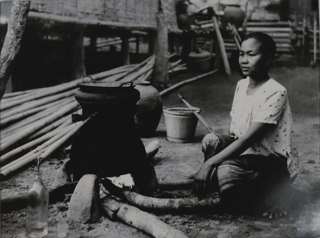 ຮູບ​ພ​າບຂາວດຳ ແມ່ຍິງລາວກຳລັງຕົ້ມເຫຼົ້າຂາວ ປີ1953