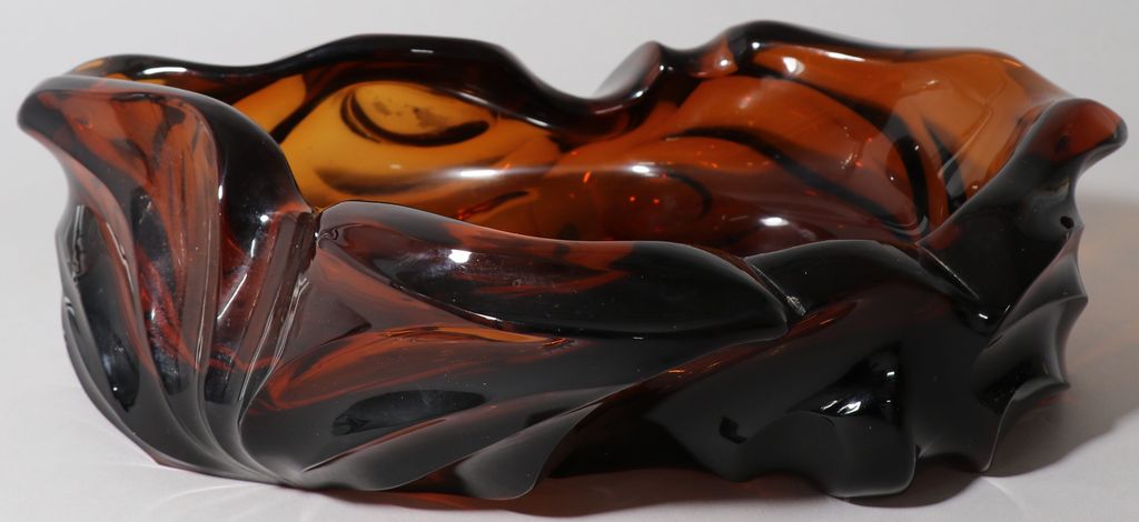 ພາຖາດເຮັດດ້ວຍແກ້ວສີນໍ້າເຜິ້ງ.