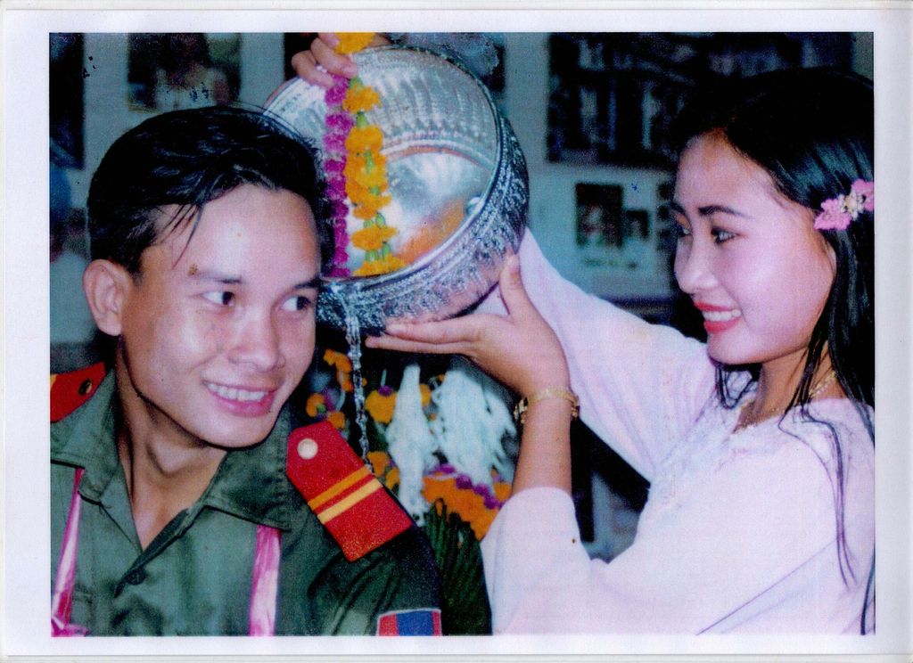 ເອື້ອຍ​ນ້ອງ​ຍິງ​ອ່ວຍ​ພອນ​ອ້າຍ​ນ້ອງ​ທະ​ຫານ​ໃນ​ງານ​ບຸນ​ປີ​ໄໝ່​ລາວ