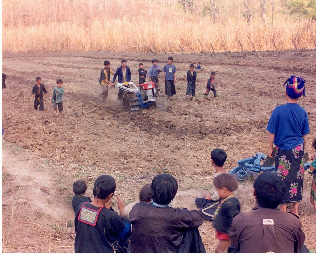 ປະ​ຊາ​ຊົນ​ກຳ​ລັງ​ໄຖ​ນາ