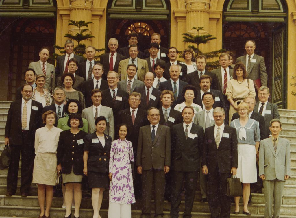 ຕ່າງ​ປະ​ເທດ​​ຖ່າຍ​ຮູບ​ພາບ​ກັບ​ຄົນ​ຫວຽດ​ນາມ