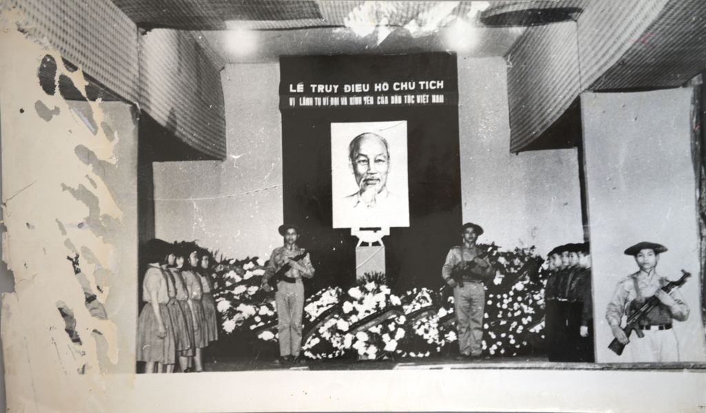 ພິ​ທີ​ໄວ້​ອາ​ໄລ​ໃນ​ງານ​ສົບ​ທ່ານ ໂຮ​ຈິ​ມີນ