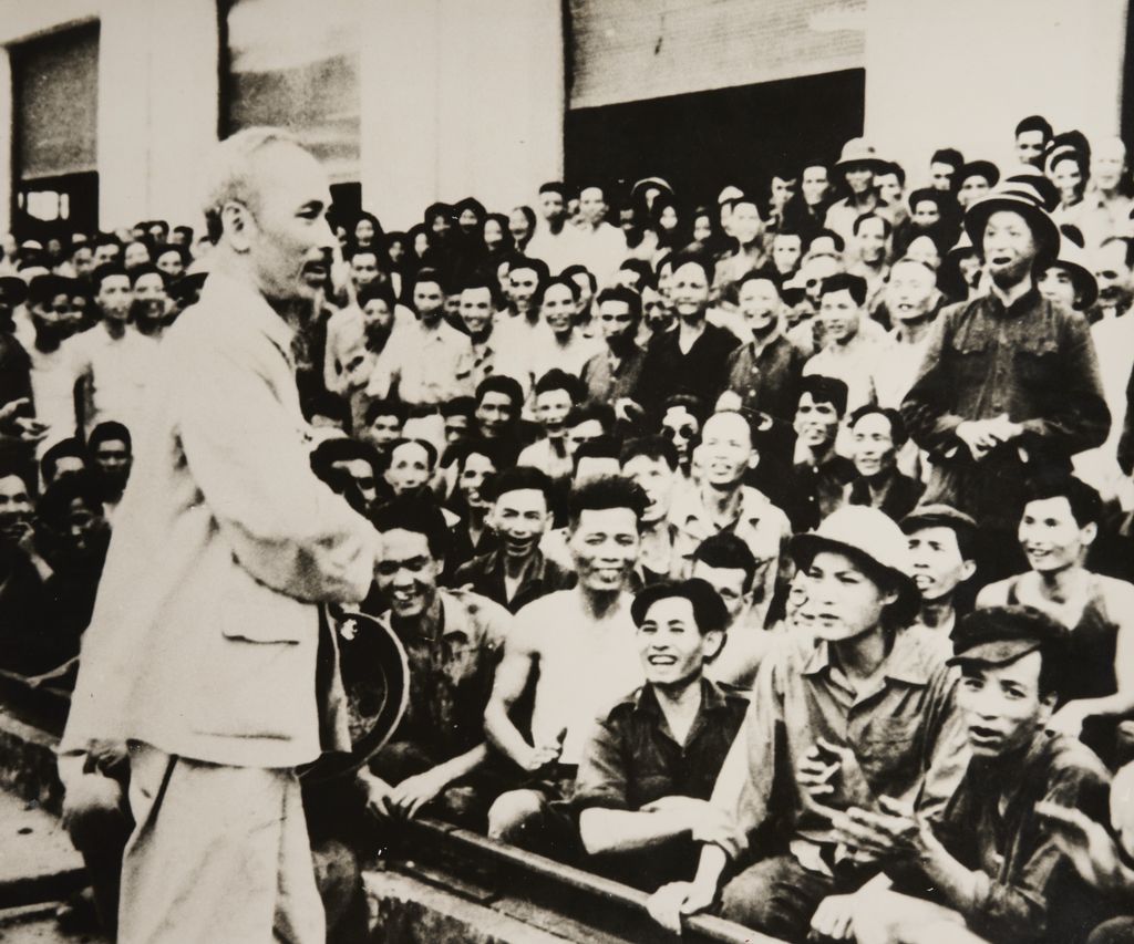 ໂຮ​ຈິ​ມິນ ມາ​ຢາມ​ໂຮງ​ຈັກ​ໄຟ ​ຍ່າ​ເລີມ