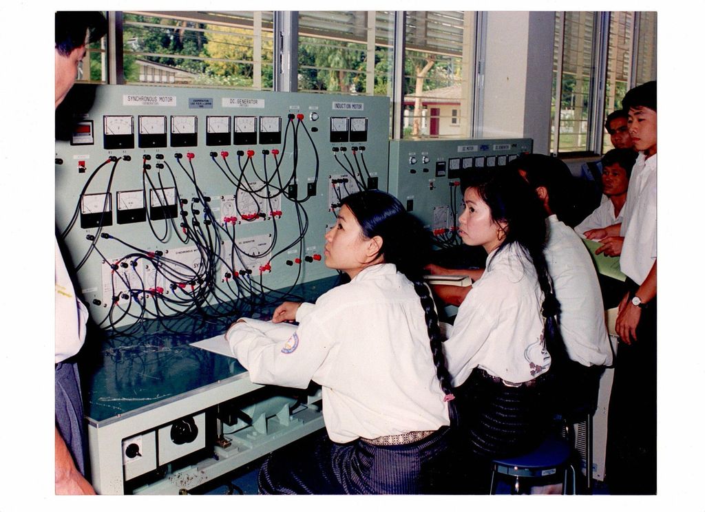 ໜຶ່ງ​ໃນ​ວິ​ຊາ​ການ​ຮຽນ​ໃນ​ມະ​ຫາ​ວິ​ທະ​ຍາ​ໄລ​ແຫ່ງ​ຊາດ