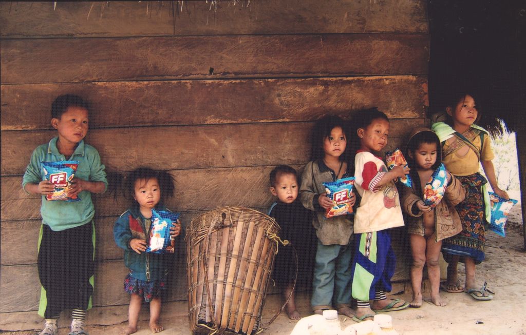 ເດັກ​ນ້ອຍ​ຢືນ​ຈັບ​ຖົງ​ເຂົ້າ​ໜົມ ຢູ່​ແຂວງຫຼວງ​ພະ​ບາງ