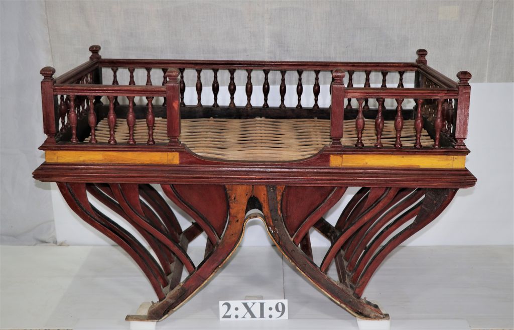 ແຢ່ງຊ້າງເຮັດດ້ວຍໄມ້ ທານໍ້າຫາງ, ທາສີເຫຼື້ອງ.