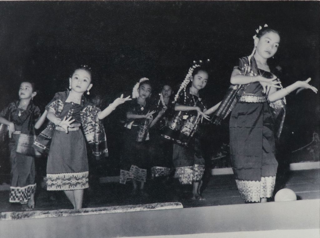 ຮູບພາບຂາວດໍາ ແມ່ຍິງລາວຟ້ອນດວງຈໍາປາ ປີ 1972